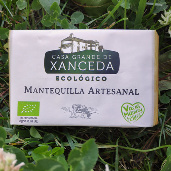 Así se elabora la mantequilla ecológica de Casa Grande de Xanceda